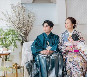 黒色のリメイク引き振袖を着た花嫁と花婿