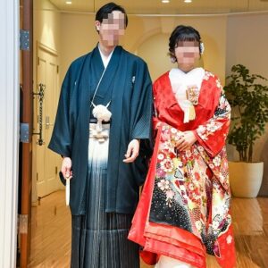 赤色のリメイク打掛を着た花嫁と花婿