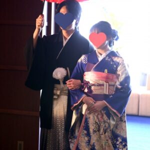 青色のリメイク引き振袖を着た花嫁と花婿