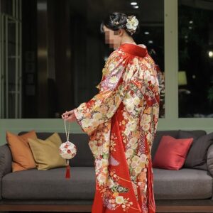 赤色のリメイク打掛を着た花嫁