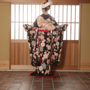 黒色のリメイク引き振袖を着た花嫁