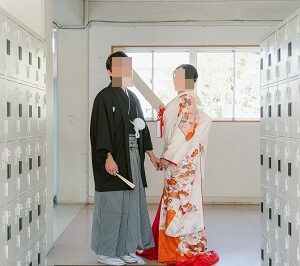 白色のリメイク打掛を着た花嫁と花婿
