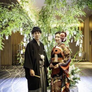 赤色のリメイク引き振袖を着た花嫁と花婿