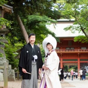 紫色の2WAY白無垢を着た花嫁と花婿