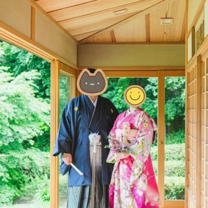 ピンク色のリメイク引き振袖を着た花嫁と花婿
