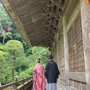 赤色のリメイク打掛を着た花嫁と花婿