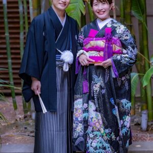 黒色のリメイク引き振袖を着た花嫁と花婿