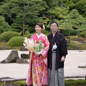 ピンク色のリメイク引き振袖を着た花嫁と花婿