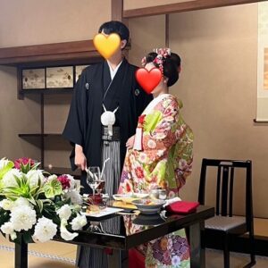 緑色のリメイク打掛を着た花嫁と花婿