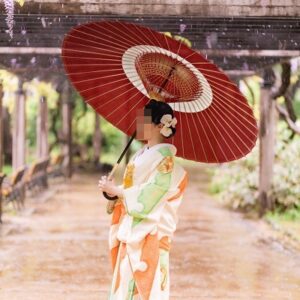 オレンジ色のリメイク打掛を着た花嫁