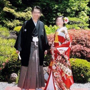 赤色のリメイク打掛を着た花嫁と花婿