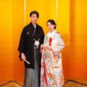 グレー色のリメイク打掛を着た花嫁と花婿