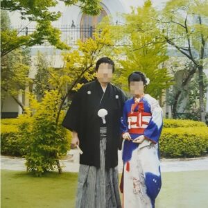 青色のリメイク引き振袖を着た花嫁と花婿