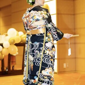 黒色のリメイク引き振袖を着た花嫁