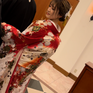 赤色のリメイク打掛を着た花嫁