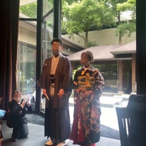 黒色のリメイク引き振袖を着た花嫁と花婿