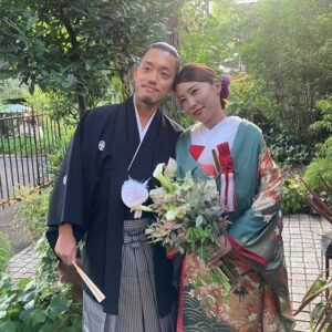 青緑色のリメイク打掛を着た花嫁と花婿
