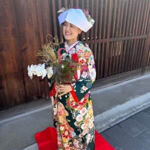 緑色のリメイク引き振袖を着た花嫁
