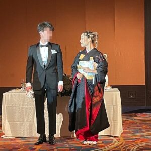 黒色のリメイク引き振袖を着た花嫁と花婿