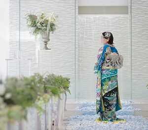 青色のリメイク引き振袖を着た花嫁と花婿