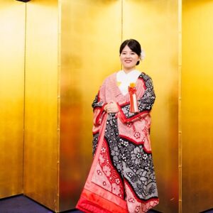 総絞りのリメイク打掛を着た花嫁