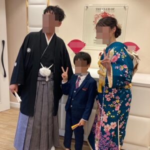 青緑色のリメイク引き振袖を着た花嫁と花婿