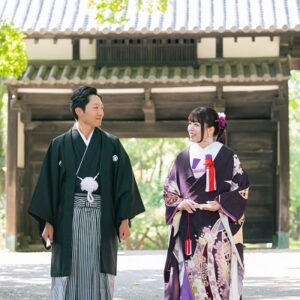 紫色のリメイク打掛を着た花嫁と花婿