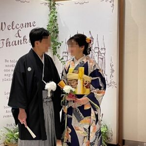 紺色のリメイク引き振袖を着た花嫁と花婿