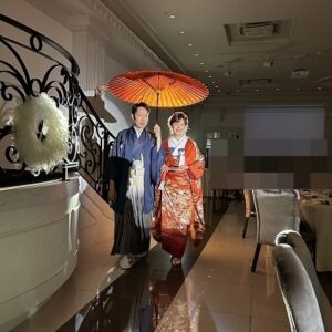 赤色のリメイク打掛を着た花嫁と花婿