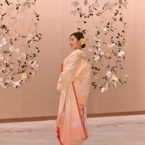 クリーム色のリメイク打掛を着た花嫁