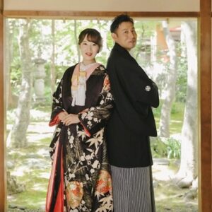 紫色のリメイク打掛を着た花嫁と花婿