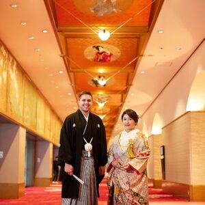 辻が花柄のリメイク打掛を着た花嫁と花婿