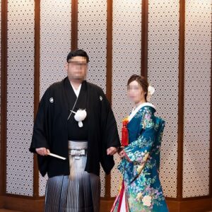 青緑色のリメイク打掛を着た花嫁と花婿
