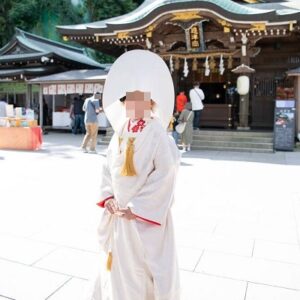 白色のリメイク引き振袖を掛下として白無垢を羽織った花嫁