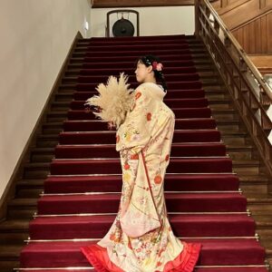 クリーム色のリメイク打掛を着た花嫁