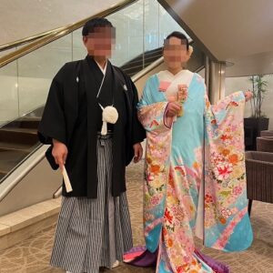 水色のリメイク打掛を着た花嫁と花婿