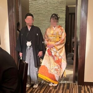 朱色のリメイク引き振袖を着た花嫁と花婿
