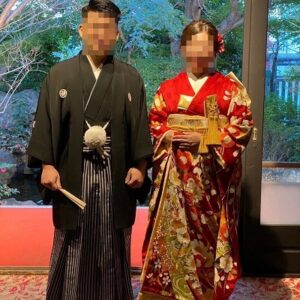 赤色のリメイク引き振袖を着た花嫁と花婿
