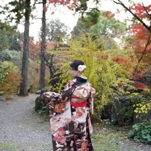 黒色のリメイク引き振袖を着た花嫁