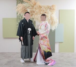 白色のリメイク打掛を着た花嫁と花婿