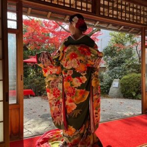 緑色のリメイク打掛を着た花嫁