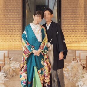 青緑色のリメイク打掛を着た花嫁と花婿