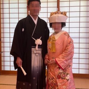 ピンク色のリメイク打掛を着た花嫁