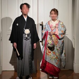 水色のリメイク打掛を着た花嫁と花婿