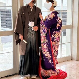 紫色のリメイク打掛を着た花嫁と花婿