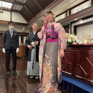 薄紫色のリメイク引き振袖を着た花嫁と花婿