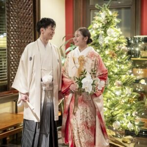 クリーム色のリメイク打掛を着た花嫁と花婿