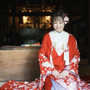 赤色のリメイク打掛を着た花嫁