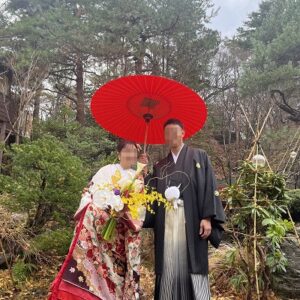 白色のリメイク打掛を着た花嫁と花婿