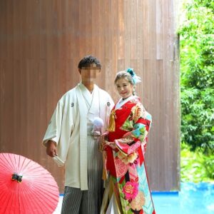 赤色のリメイク打掛を着た花嫁と花婿